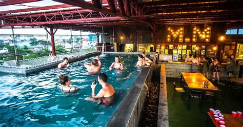 mad monkey hostel cebu.